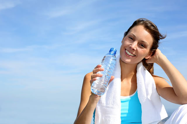 饮用水对皮肤，头发和健康的好处和使用