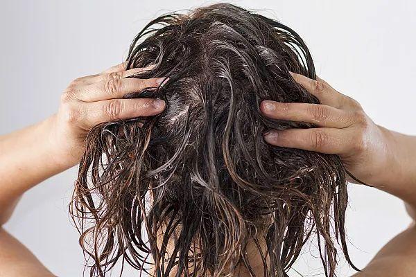湿发睡觉的危害可不只是感冒！立秋后这样做，教你养出好头发