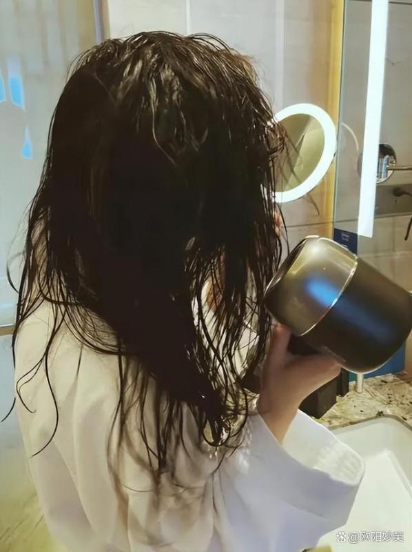 早上洗头和晚上洗头，哪种方法会更伤发质呢？