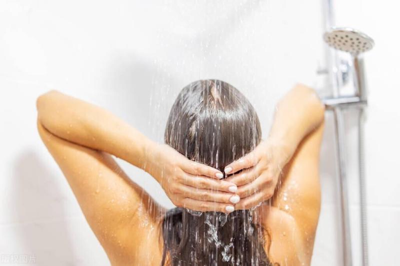 早上洗头和晚上洗头哪个危害大？多久洗一次才健康？
