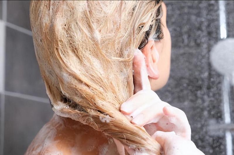 头发越洗越油？含硅油洗发水要少用，不同发质不同需求