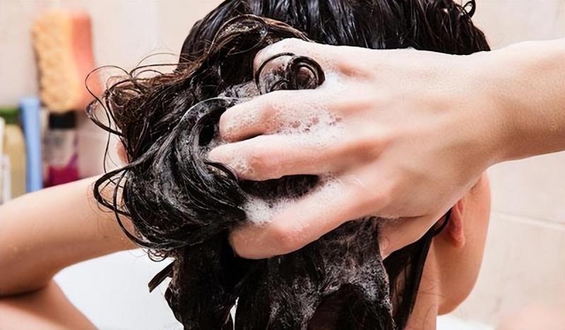 错误的洗头可能导致脱发，这些误区，你中了几个？