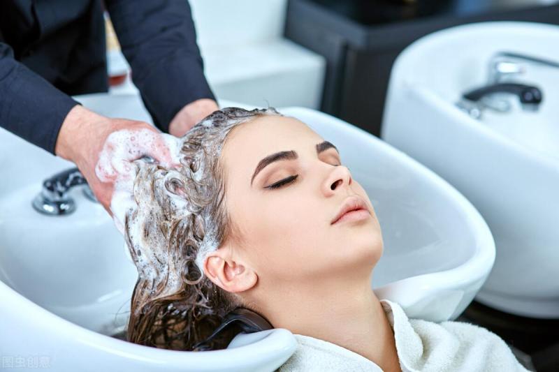 含硅油的洗发水会堵塞毛孔，导致脱发？